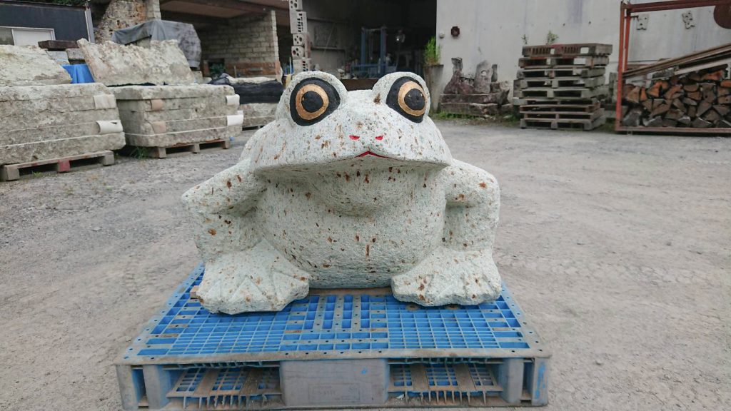 巨大カエル完成しました。 | 大谷石彫刻家 渡邉哲夫