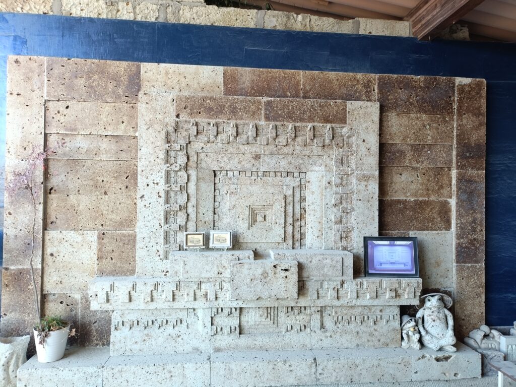 工房内のレリーフ(中目)